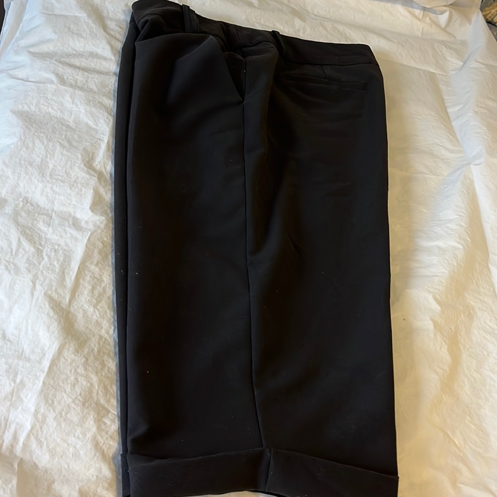 Women’s black capris.